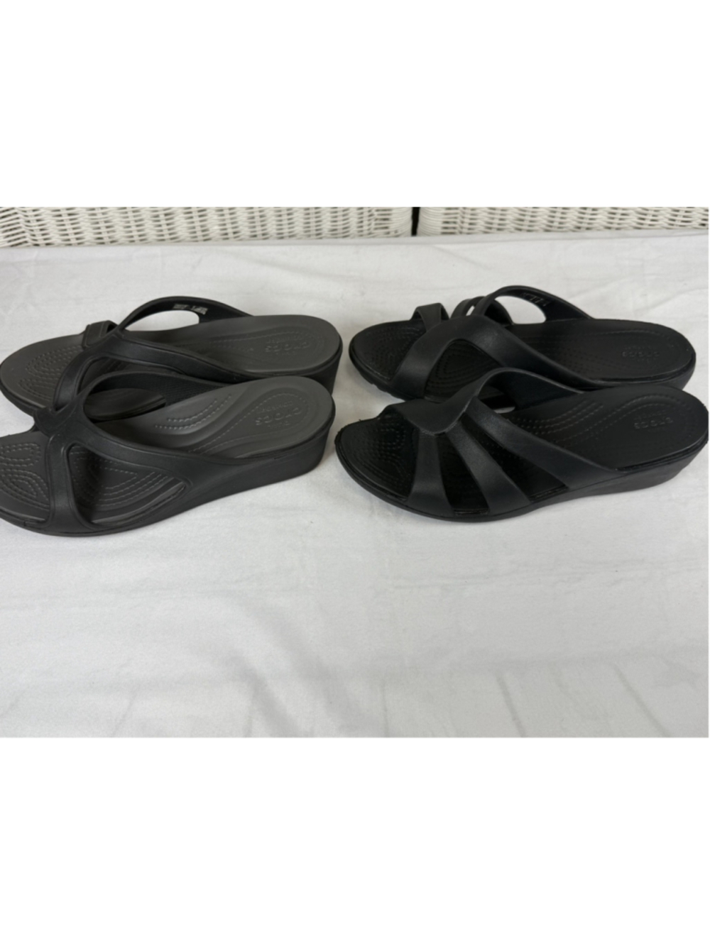 Lot of 2 Crocs Women’s 8 Sanrah Dual Comfort Wedge Slide Sandals Black Gray - Picture 7 of 10